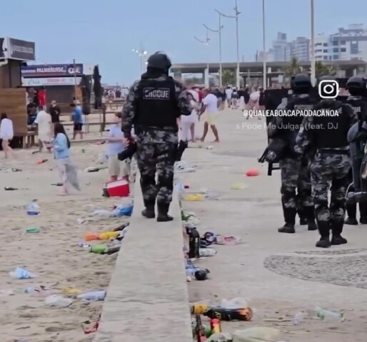 Lixo acumulado na beira-mar em Capão da Canoa