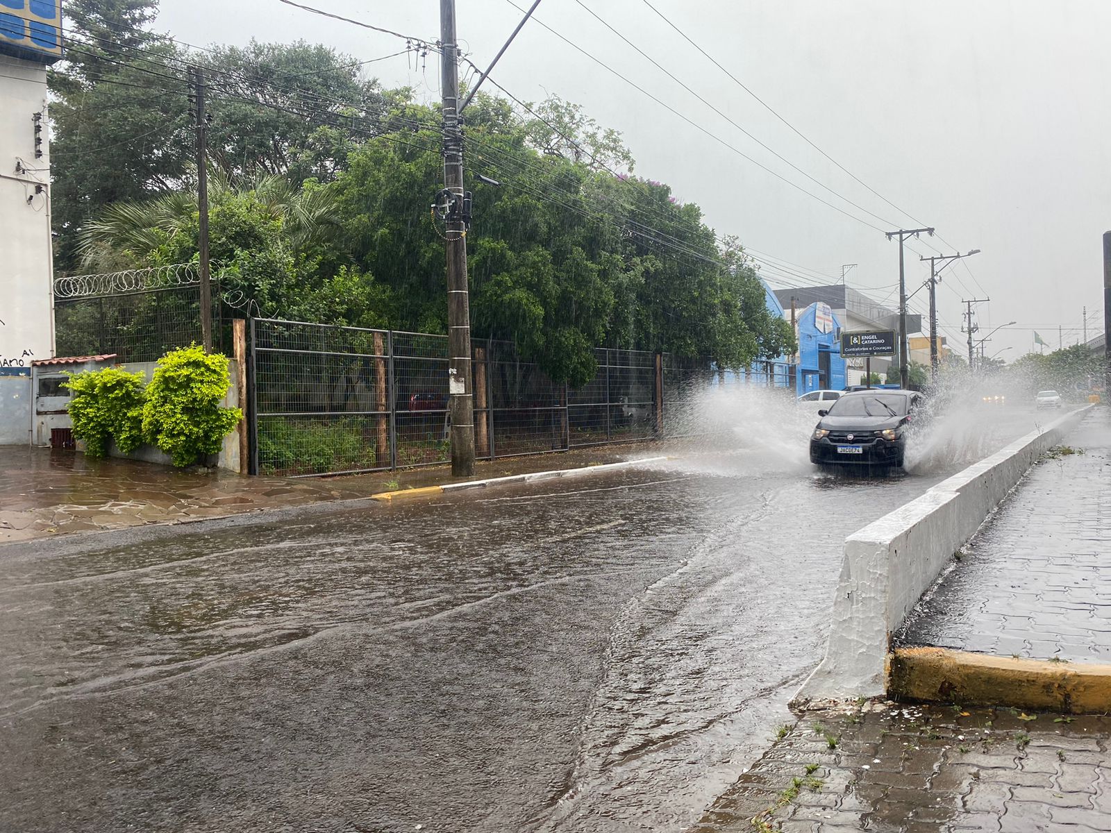 PREVISÃO DO TEMPO: Chuva com trovoadas é registrada na região metropolitana e Inmet emite novo alerta para tempestade no RS