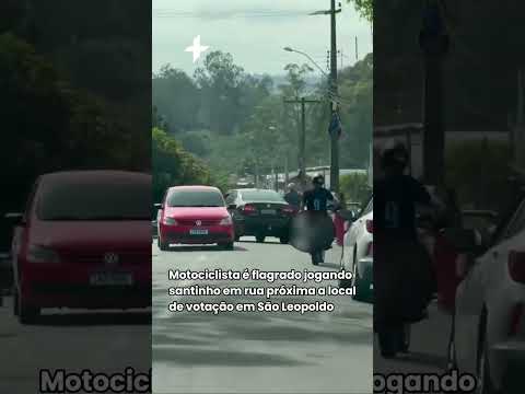 ELEIÇÕES: Motociclista é flagrado jogando santinho em rua próxima a local de votação em São Leopoldo