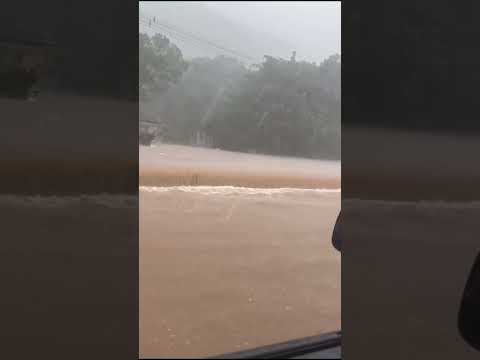 Chuva torrencial em Florianópolis bloqueia a SC-401, que liga o centro ao norte da ilha