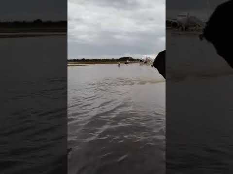 Chuva forte alaga pátio da Base Aérea de Canoas, que é alternativa ao aeroporto Salgado Filho