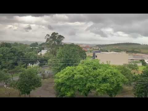 Onda de tempestade chega com vento forte na região